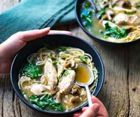 Ramen au poulet, épinards et champignons