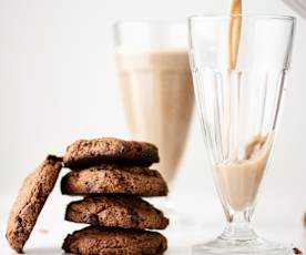 Smoothie ai semi di lino e caffè e biscotti al cioccolato