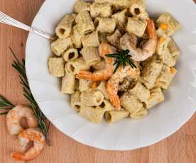 Pasta integrale con crema di ceci e gamberetti