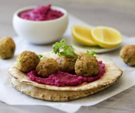 Falafel met rode bieten hummus