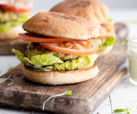 Burger di pesce con salsa aromatica al cetriolo