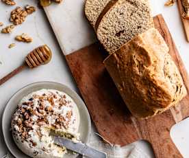 Fromage frais aux noix et pain au petit-lait