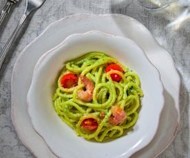 Bigoli al pesto di zucchine, pomodorini e gamberi