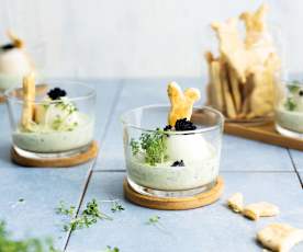 Jajka z sosem ziołowym i wielkanocnymi ciasteczkami