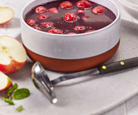 Himbeer-Holunder-Suppe mit Grießklößchen