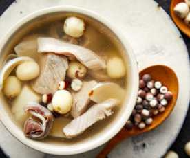 莲子芡实猪肚汤