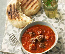 Boulettes d'agneau et pain batbout marocains