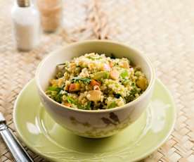 Bulgur-Salat mit Rucola, Pfirsich und Avocado