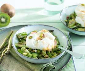 Salada de espargos com queijo mozarela e pistáchio