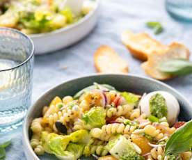 Insalata di pasta estiva con frutta e verdura