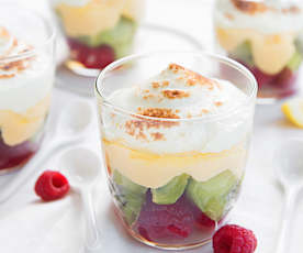 Vasitos de frutas, lemon curd y merengue