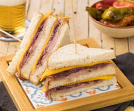 Sendvič s roastbeefem, karamelizovanou cibulí a sladkokyselými jalapeños