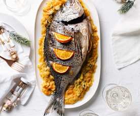 Dorada al horno con puerro a la naranja y pistachos