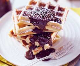 Bananenwaffeln mit Schokoladensauce