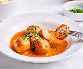 Balletjes in Tomatensaus op grootmoeders wijze