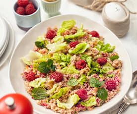 Quinoasalat mit Himbeeren und Walnüssen
