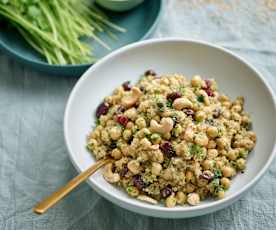 Salada de quinoa, grão e caju