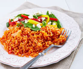 Arroz rojo con verduras de verano y queso feta