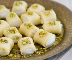 Sweet cheese rolls (halawet el jebn)