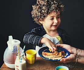 Petites crêpes et jus à l'orange