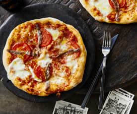 Pizza mit Pancetta, Tomaten und Büffel-Mozzarella