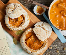 Goulasch dans des bols de pain