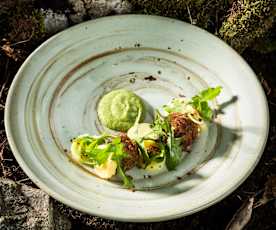 Jehněčí kuličky s bramborovo - pampeliškovým salátem a kerblíkovou omáčkou