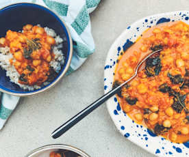 Caril de grão e kale com arroz de coco