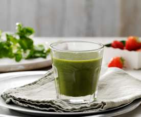 Smoothie verde con fresas