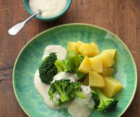 Broccoli en aardappelen met blauwe-kaassaus