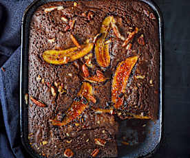 Gâteau au chocolat, aux noix et aux bananes caramélisées