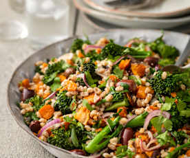 Speltsallad med rostad sötpotatis och broccoli