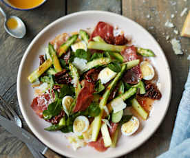 Salade d'asperges aux œufs de caille, jambon et tomate confite