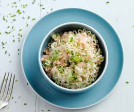 Noodles com salmão, pepino e molho de mostarda