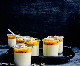 Weisse Schokolade-Panna-cotta mit Passionsfrucht. 