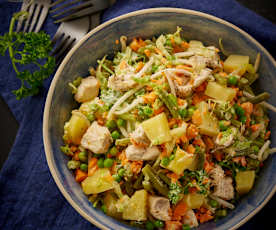 Salade de pomme de terre, légumes et poulet