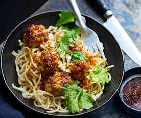 Boulettes de porc laquées, nouilles et cacahuètes