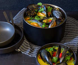 Mussels in turmeric and ginger broth