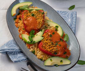 Mit Kichererbsen gefüllte Paprika und Bulgur (vegan)