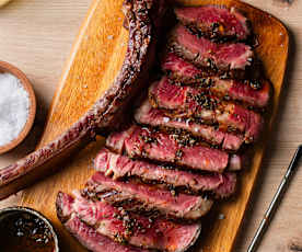 Bistecca di manzo con patate al sale, salsa Mojo e insalata di broccoli