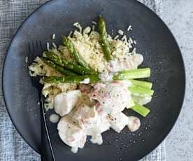 Poulet et asperges vapeur, riz et sauce au vin blanc