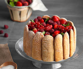 Charlota de chocolate con fresas y frutos rojos