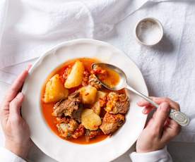 Porc mijoté à la bière, pommes de terre et légumes