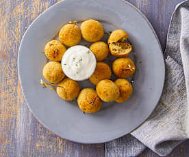 Polpette di fagioli con salsa yogurt alle erbe