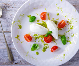 Gelato alla mozzarella di bufala con pesto al basilico