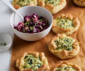 Mini galettes de coliflor y espinacas con ensalada de lombarda