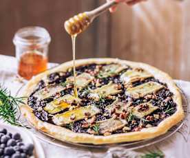Tarte fine au brie, compotée d’oignons aux myrtilles et romarin
