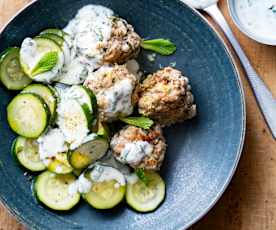 Boulettes de veau au citron, courgettes et sauce au yaourt