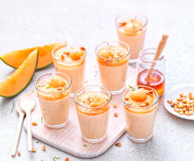 Pannacotta au melon, yaourt au lait de brebis, miel et pignons