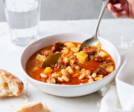 Zuppa di fagioli bianchi con patate e chorizo